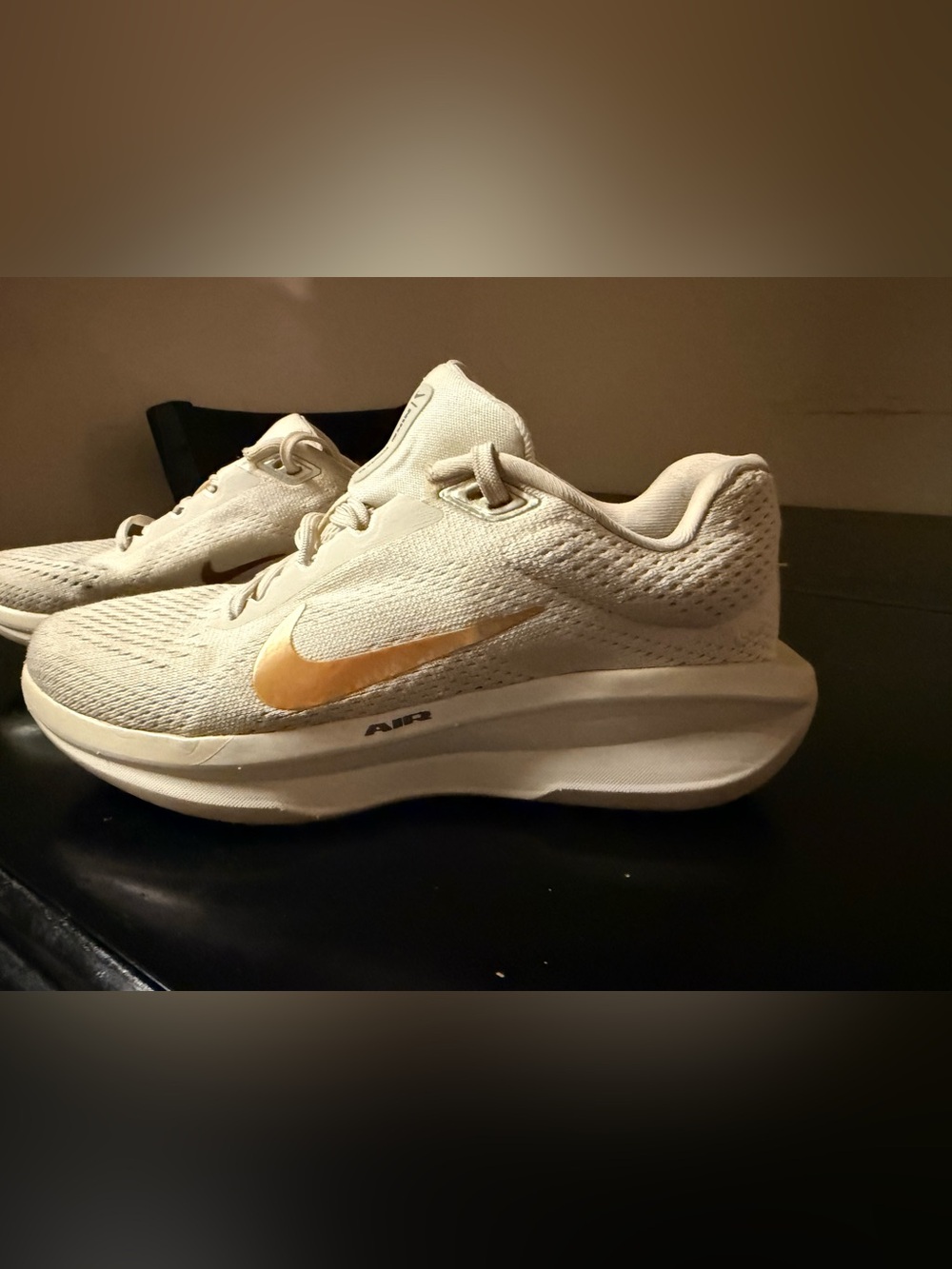 Nike womens Winflo 11 - Cream Upper with Gold Swoosh